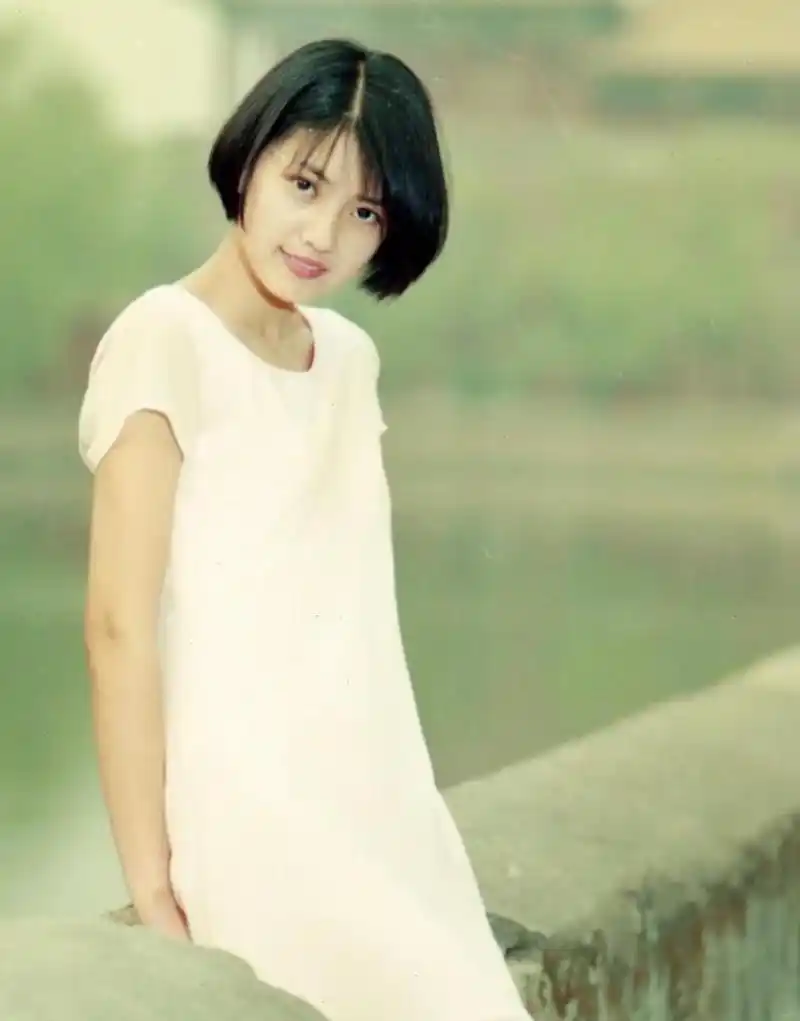 早期的高圆圆颜值真得很一般啊,这个颜值不管是放在什么年代,多只能算