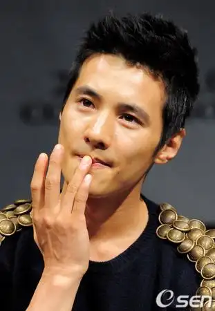 韩男星元彬帅气回归出席大叔发布会图