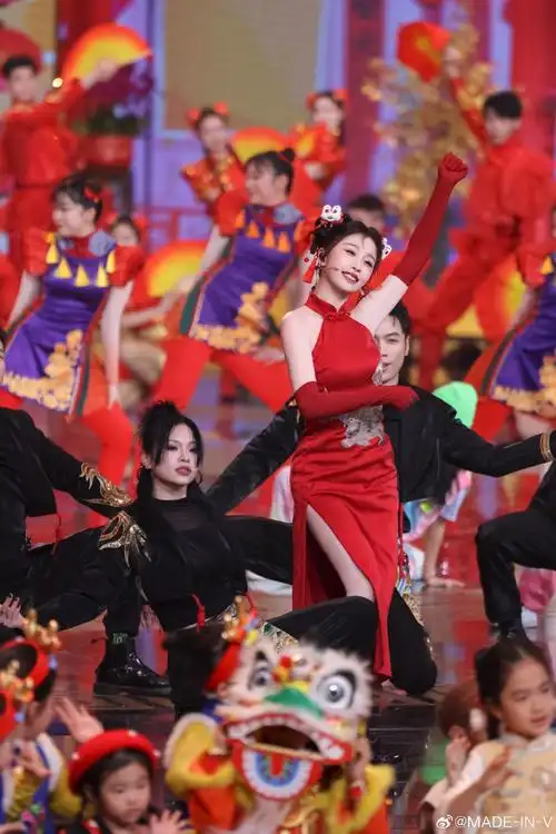 旗袍舞##虞书欣年味舞台变成打歌舞台##虞书欣红色旗袍跳舞好燃