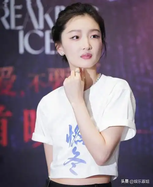 燃冬首映礼周冬雨被网友们夸奖变好看了整个人清爽又灵动