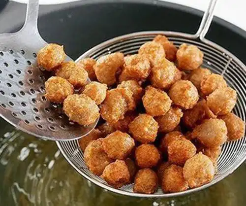 厨师:炸肉丸时,别只会放面粉,这2种配料缺一不可,香到流口水