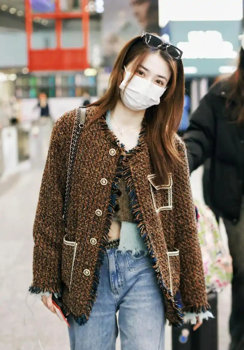 徐璐机场街拍,小香风外套隐隐露出小蛮腰