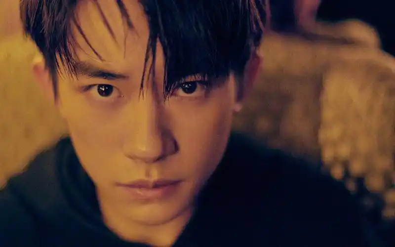 易烊千玺帅气时尚高清桌面壁纸