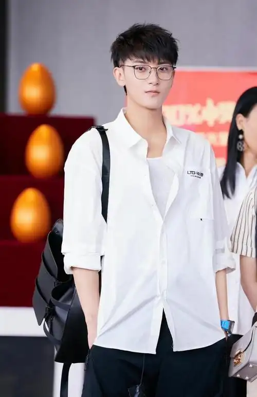 黄子韬这身打扮说18岁都多了穿白衬衫好嫩带黑框眼镜太斯文了