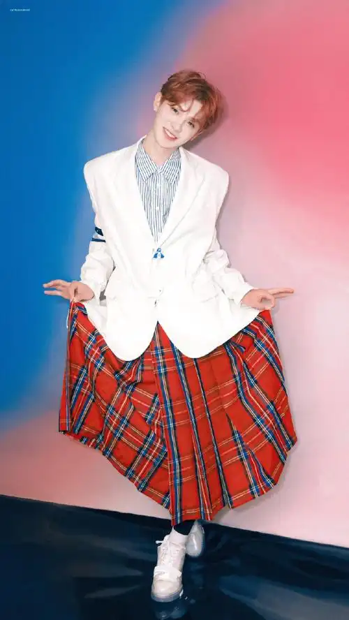 黄明昊格纹红裙造型