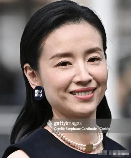 如今距离董洁的离婚风波已经有整整12年了,看到董洁最近的照片,固然