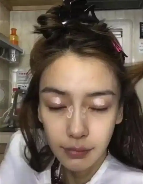 卸妆后的明星,热巴美丽依旧,章子怡黄脸婆一个,而她,长得侵权