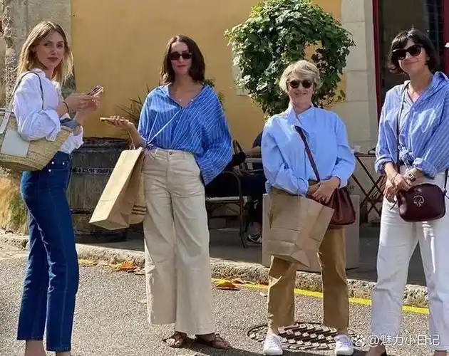 惊艳的蓝色搭配,凸显白皙气质,无论年轻与否皆能驾驭