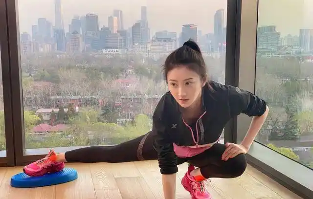 景甜真是自律,穿运动装秀曲线,小码上衣都穿得很宽松_少女_生命_金钱