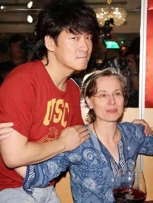 然而,周华健在滚石唱片初期并未得到李宗盛的全力栽培,他更多地是以