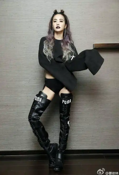 蔡依林早前表演时就以长水袖上衣搭配超长绑带皮靴,光看腿真的觉得