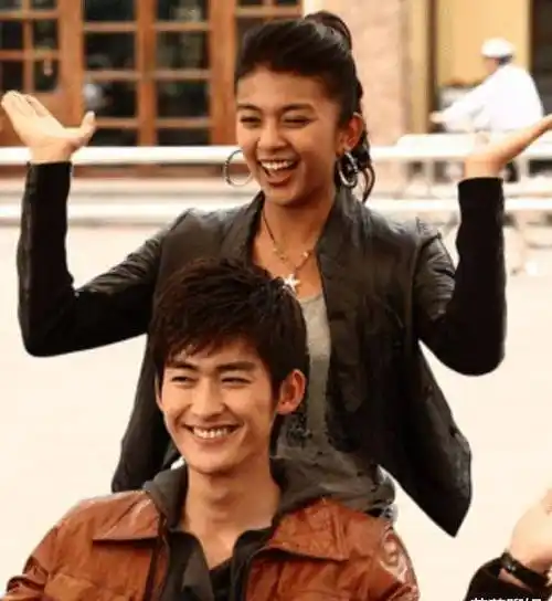 曾经嫌弃她黑,如今逆袭成功,让人高攀不起_肤色_电视剧_因为