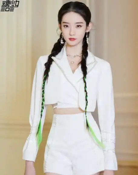 硬糖少女303有首歌曲叫《双马尾》,因此在造型上她们统一选择了双马尾