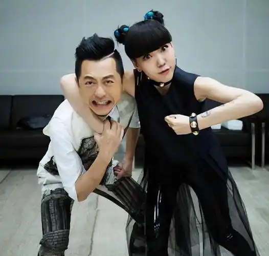 其实也不怪大家会好奇吴莫愁与导师哈林的关系,毕竟在此之前两人早有