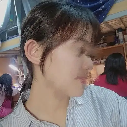 然而这个发型扎住之后,扁脑壳就一览无余