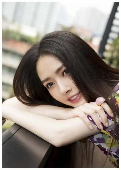 郭碧婷换回黑长直发型,穿拼接花俏长裙坐地上,眼神明亮美成少女_穿着