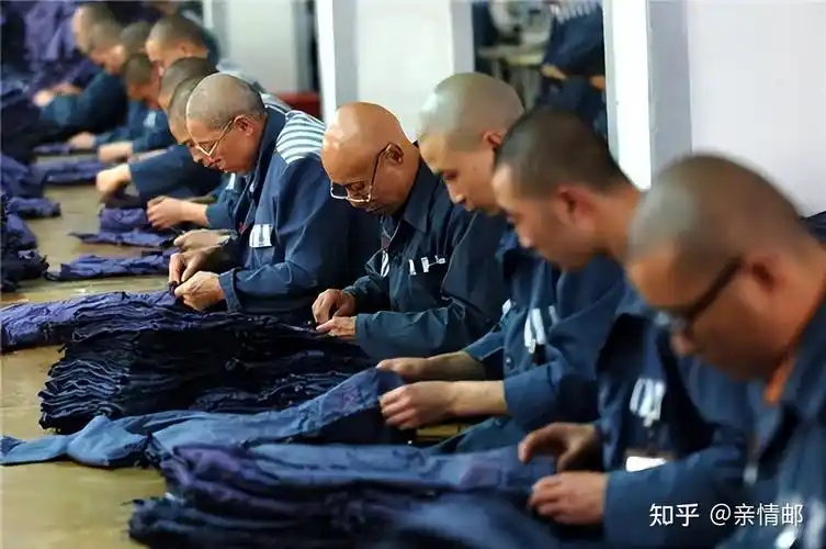 囚鞋等由监狱统一发放,等到服刑人员刑满释放时,囚服要统一回收