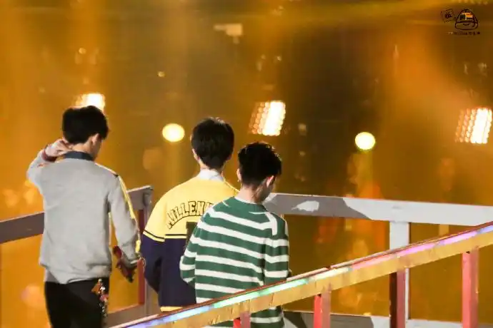 tfboys组合官博发三小只背影照 粉丝深情告白 后脑勺都折磨迷人