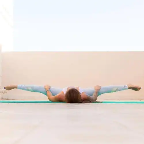 横劈腿这样慢慢练,劈得快