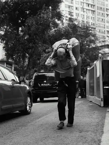 "如果画个素描,棒棒是这样一个形象———肩上扛着一米长的竹棒