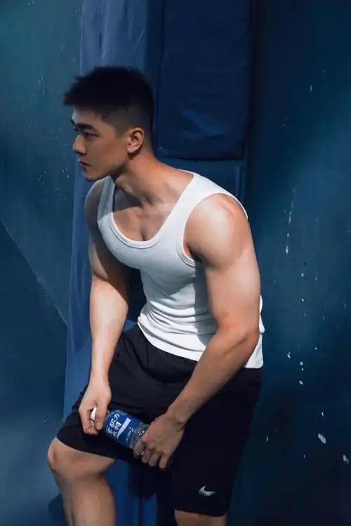 肌肉男:英俊帅气小伙 肌肉小哥哥 健身帅哥wanyukin-小虾米