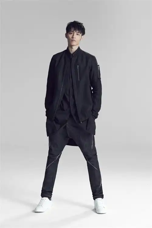 曹佑宁低调风写真尽显半熟男魅力