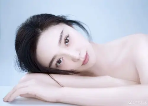 这些女明星为了让自己有个白的皮肤  那是都是把各种护肤品用到极