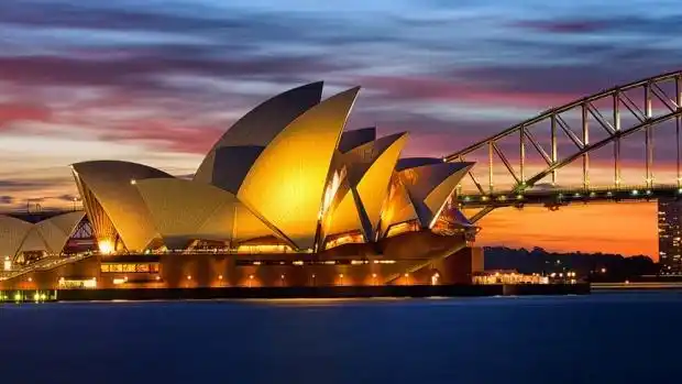 来自全球各地的设计师们各自发挥灵感,对世界著名旅游景点的照片