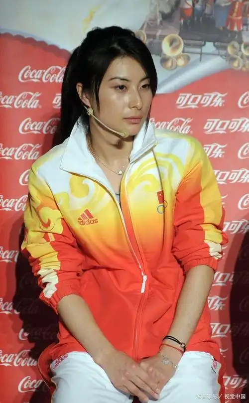 郭晶晶,中国著名女子跳水运动员,被誉为"跳水皇后".