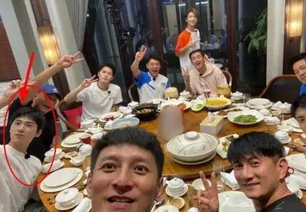 原创杨洋晒照不p图直男角度自拍太任性30岁发际线过于真实