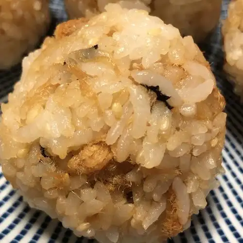 简单粗暴又好吃的肉松饭团的做法