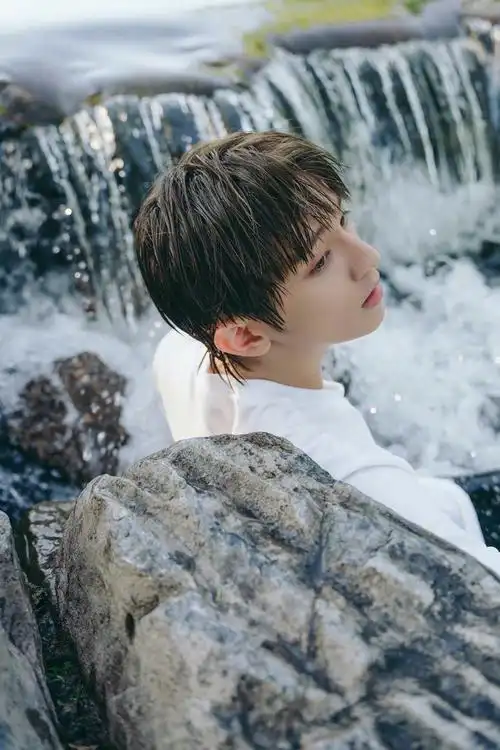 刘冠佑写真大片!清新自然青春阳光,迎接更好的自己