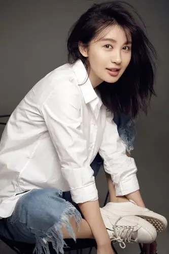 李菲儿清爽写真 衬衫配牛仔裤诠释经典蓝白搭