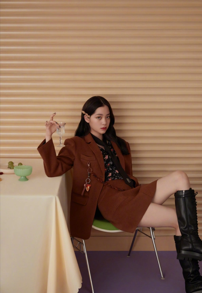 欧阳娜娜的女人味越来越浓了!穿黑色连衣裙配长靴,一头大波浪优雅至极