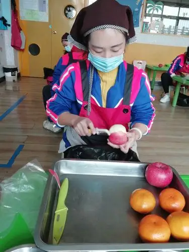 卓达书香幼儿园保育老师技能赛之削苹果