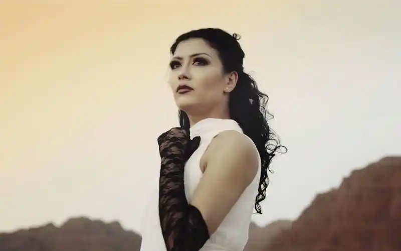 一首新疆美女歌手演唱的维吾尔族歌曲《爱》muhabbat