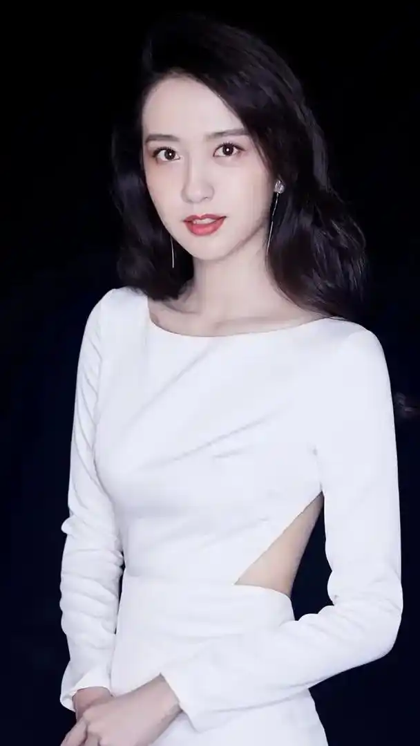 许龄月的五官,是清纯唯美中带有一丝俊俏,一双智慧有神的眼睛带 - 抖