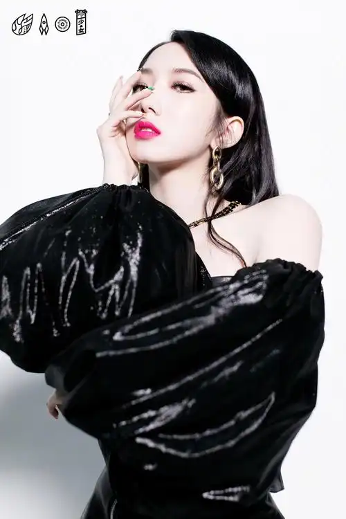 孟美岐 / 首张ep《犟》平面照紫色的优雅与黑色的冷艳都能完美演绎