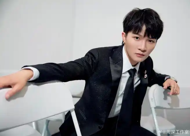 周深白玉兰串烧舞台##周深温暖如光舞台没有技巧全是感情