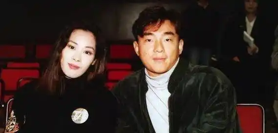 古惑仔"小结巴"晒照:孙耀威一脸稚嫩,穿大裤衩的郭富城最抢镜_黎姿