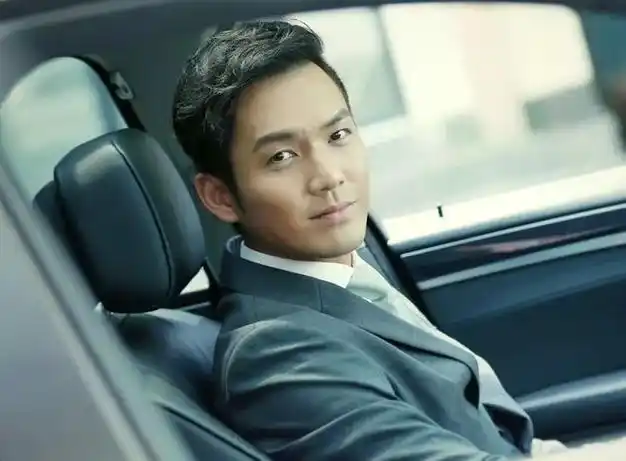 钟汉良现身菜市场穿老头衫肚腩明显似大叔被指又黑又胖老十岁