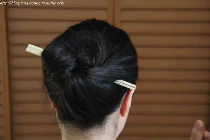 只用一次性筷子盘头的3种方法 (2012-12-26 16:09:40)转载▼