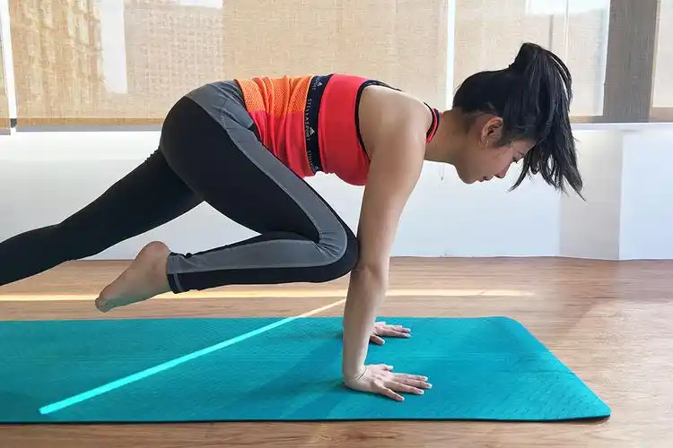 简易瑜伽收腹:蜘蛛式平板支撑