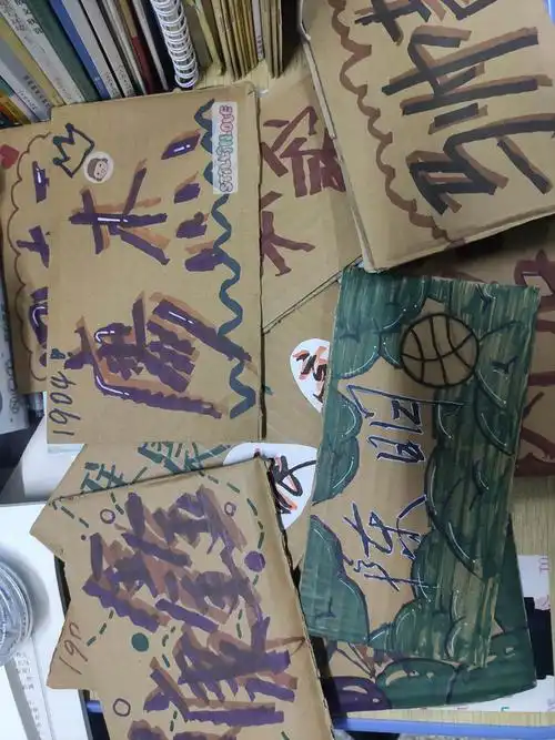 同学们为了给队员加油助威而精心制作的应援牌