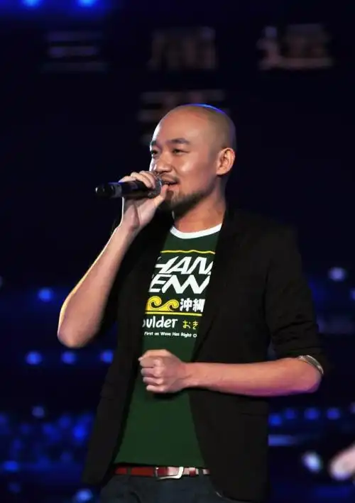 "中国娱乐报道"爆料称:"因选秀节目一夜成名的某光头歌手卷入吸毒事件