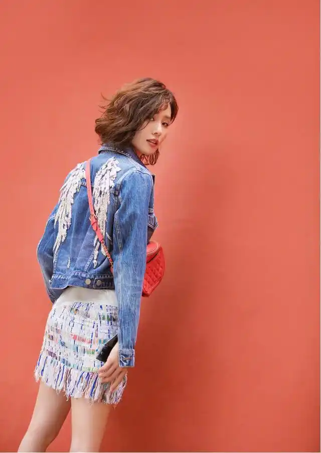 刘诗诗剪短发后更美了,电水波纹时髦减龄,配牛仔外套美得像18岁