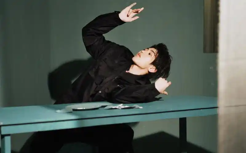 蔡徐坤杂志写真帅气高清壁纸图片