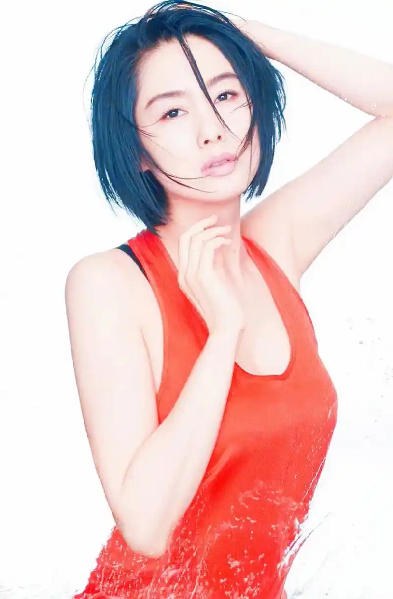 朱茵# 清纯妩媚的晶女郎,婀娜多姿的妖娆身材,丰满傲人的事业线,懈行