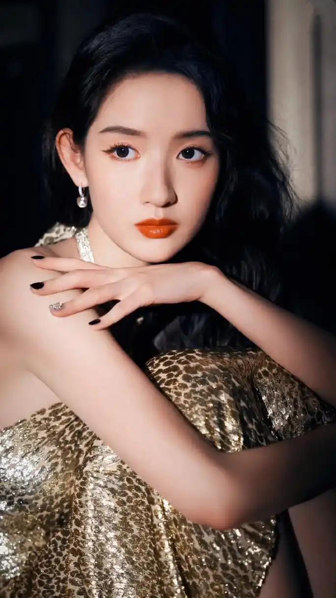 王玉雯# 一袭鎏金露背长裙,妩媚柔情的容颜,窈窕曼妙的身材,纤瘦柑趑