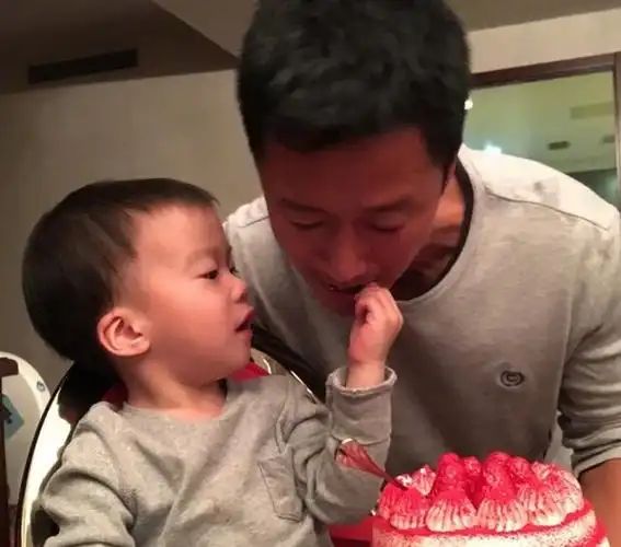 吴京一家全员喜剧人:父亲一脚踢飞他7米远,岳父酒后与他论哥们